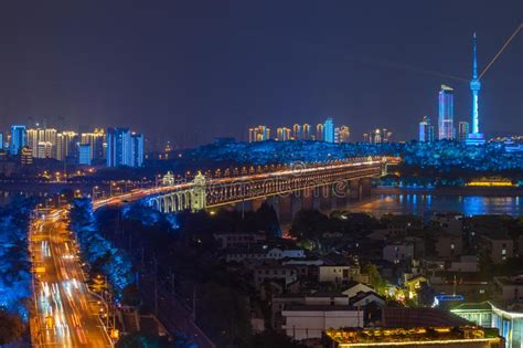 武漢晚上有什麼景點？夜幕低垂，漢口江灘的燈光璀璨，像是宇宙中的一座座星城，散落在水面上，與遠方的燈塔交相輝映。